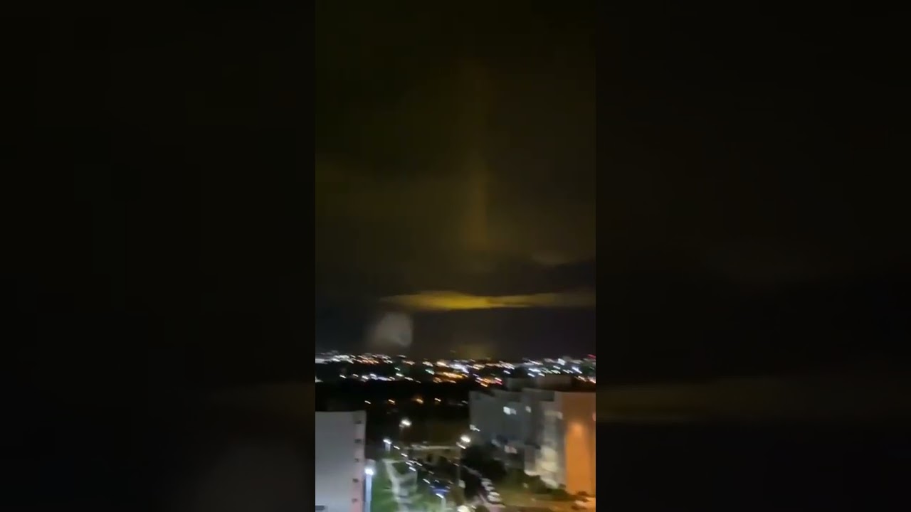 SUPER WEAPONS Weird yellow light seen above several Russian cities