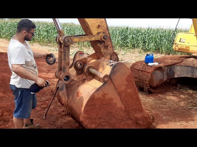 Adjusting the bucket on the Komatsu PC200LC excavator! - YouTube