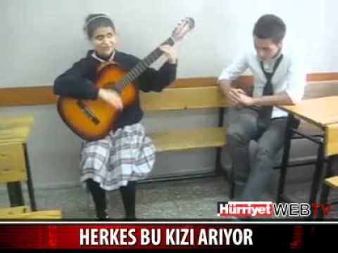 Sınıfta Gitar çalıp şarkı söyleyen görme engelli kız müthiş ses mutlaka dinle