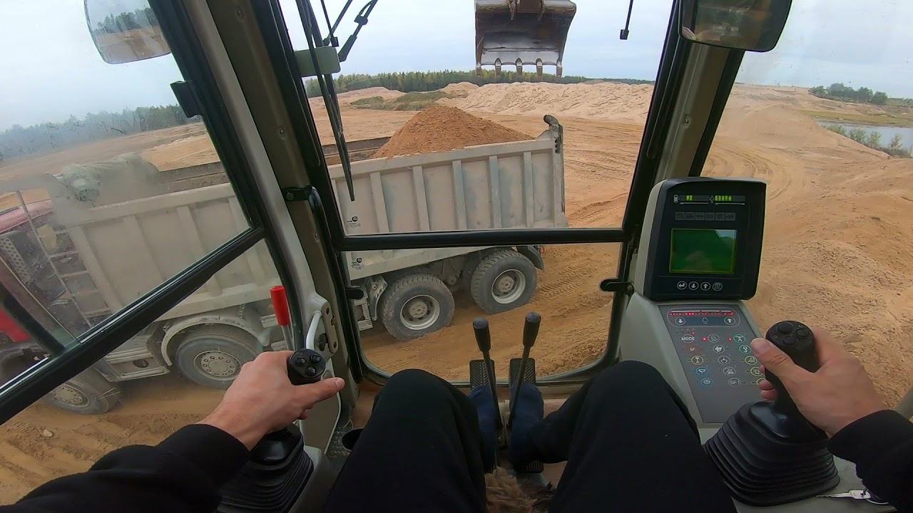 Вид из кабины Экскаватора. Погрузка самосвала. Боковая.