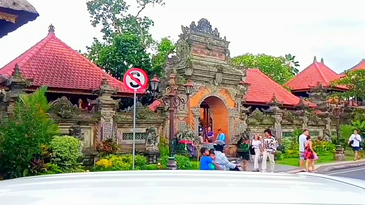 Walking tour around Ubud Palace