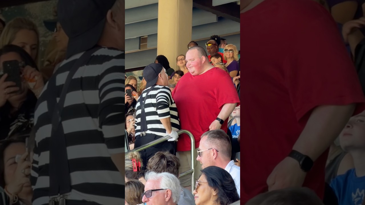 Not what you expected 😬👏 Tom the mime Seaworld 