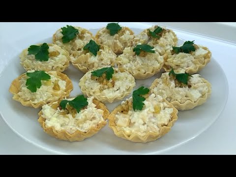 Видео рецепт Салат с курицей и ананасами в тарталетках