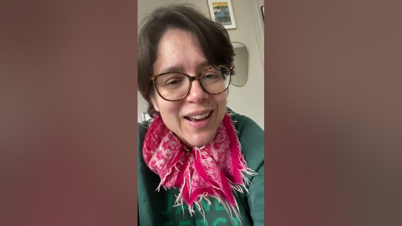 Avec qui. Avec qui. Le fresh. Avec qui. Человек за компьютером.