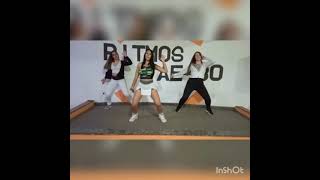 Mãe E Filha Dançando