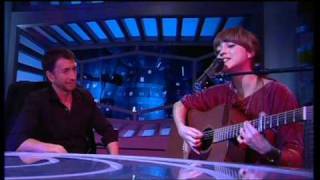 Video voorbeeld van "RUSSIAN RED en EL HORMIGUERO completo (entrevista + actuación)"