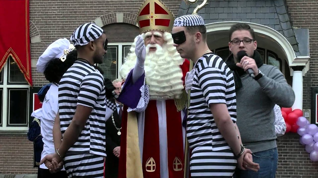 3  Mega Sinterklaasintocht Veendam Raadhuisplein