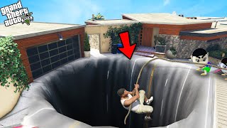 GTA 5 : Franklin Found And Fall In A Big Hole Outside Franklin House In GTA 5 ! (GTA 5 Mods)