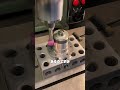砥石でぐるぐる回して金属を仕上げる技術