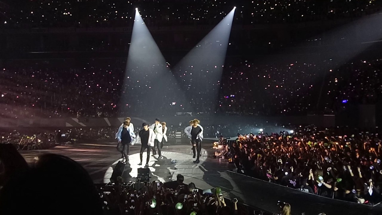 BTS WINGS TOUR IN MANILA (D1) Spring Day + Ending YouTube