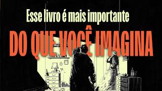 Por que você deve ler Crime e Castigo? | Rodrigo Gurgel
📚 Receba 15% OFF em meu curso Como Escrever um Diário: https://bit.ly/ced15off_org_yt_vr20
Neste vídeo, Rodrigo Gurgel mostra como o autoconhecimento influencia nossas escolhas, objetivos e decisões. A partir de experiências pessoais, o professor explica por que conhecer a si mesmo também significa reconhecer aquilo que nos faz bem, estabelecer limites e tomar decisões coerentes com nossos verdadeiros objetivos.
A reflexão passa também por Crime e Castigo, de Dostoiévski, e pela trajetória de Raskólnikov. Convencido de que precisava experimentar sua teoria para descobrir quem realmente era, o personagem acaba descobrindo, da maneira mais trágica possível, os limites de suas próprias ideias. Para o professor, a literatura pode justamente nos ajudar a refletir sobre experiências que não precisamos viver para compreender.
Por fim, Rodrigo Gurgel mostra como a escrita diária e o hábito de manter um diário podem se transformar em instrumentos de autoconhecimento: escrever ajuda a organizar pensamentos, interrogar memórias, compreender sentimentos e observar a própria vida com maior clareza.
Ao longo do conteúdo, são abordados temas como:
• Como desenvolver autoconhecimento
• Como tomar decisões melhores
• Como descobrir o que você realmente quer
• Escrita e autoconhecimento
• Como escrever um diário
• Escrita diária e reflexão
• Dostoiévski e Crime e Castigo
• Raskólnikov e sua teoria do homem extraordinário
• Consciência, escolhas e amadurecimento
• Como organizar pensamentos e experiências
Se você deseja usar a escrita não apenas para produzir textos, mas também para compreender melhor sua própria vida, o curso Como Escrever um Diário apresenta exercícios e orientações para transformar essa reflexão em um hábito concreto. Por que você deve ler Crime e Castigo? | Rodrigo Gurgel