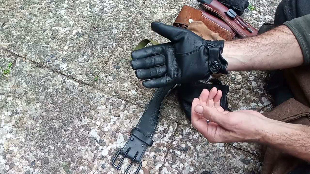 Die Lederhandschuhe sicher am Überlebensgürtel befestigen...