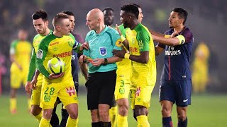 L’ARBITRE TONY CHAPERON TACLE UN JOUEUR ET LUI MET UN CARTON ROUGE !