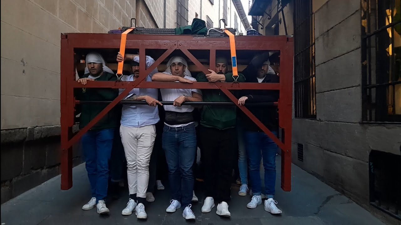 Ensayo de la cuadrilla de costaleros de la Esperanza Macarena de Madrid 