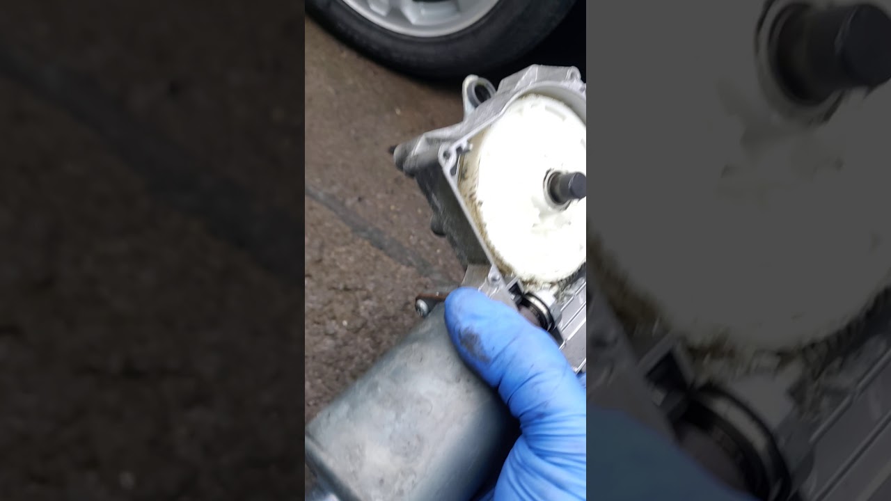 front window motor on a Q7 plastic gear damaged