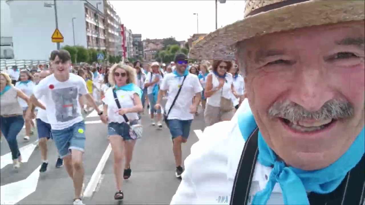 El Carmín de La Pola 2025. Subida al prau de la fiesta.