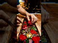 She turned red roses into a luxurious table... the result was simply stunning🌹