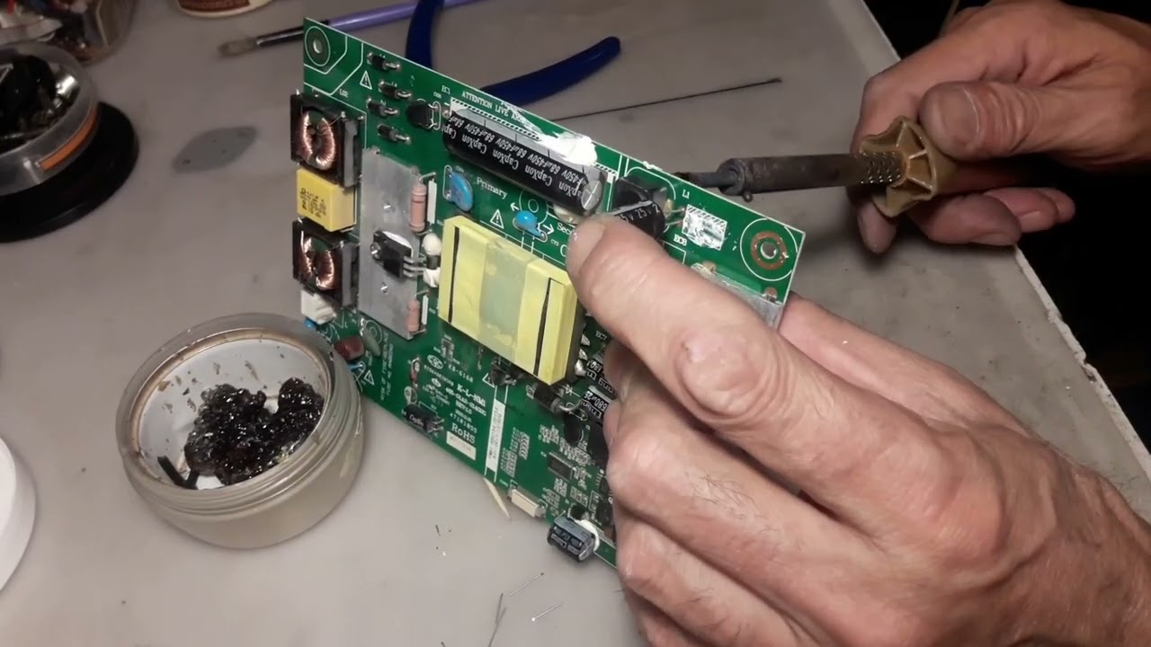 Телевизор HITACHI LE23KC05A  Не включается!