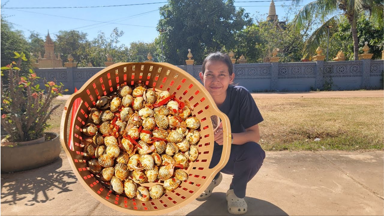 Salt and pepper dried shrimp with tamarind sauce
