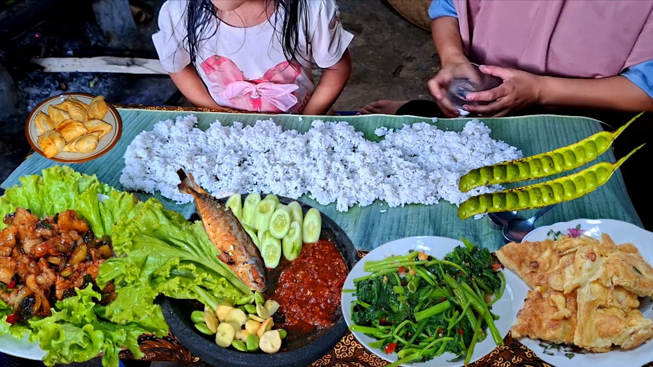 MENU YANG SEDERHANA DI DESA MAKAN BARENG KELUARGA‼️GORENG PEDA,PETE JENGKOL,SAMBEL TERASI,DAN SAYURA