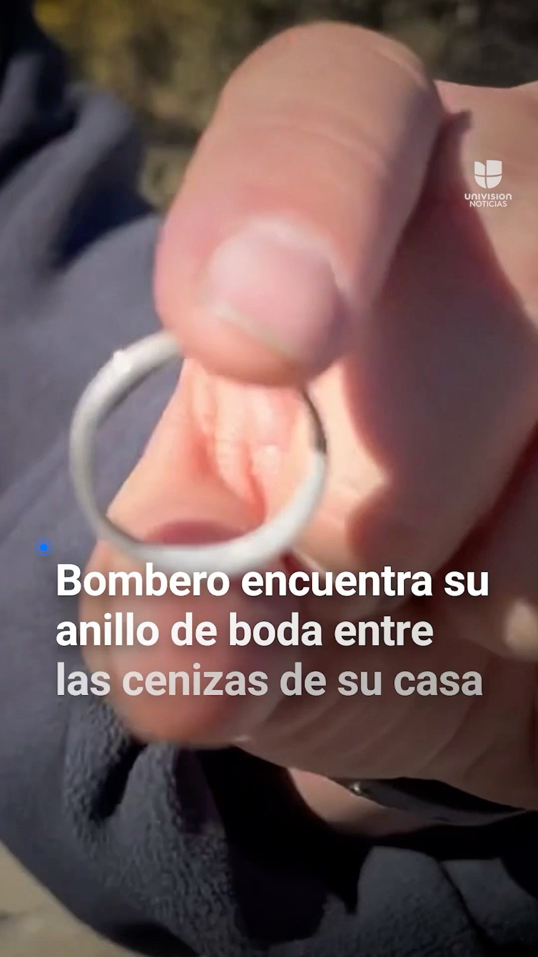 Este bombero regresó a su casa arrasada por los incendios en California y encontró su anillo de boda
