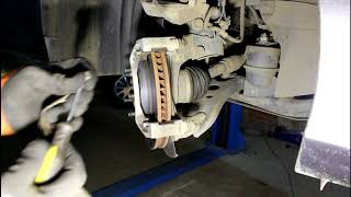 видео: Замена передних тормозных колодок на Toyota Camry XV50 Тойота Камри 2012 года, 2,5 картинка: Замена передних тормозных колодок на Toyota Camry XV50 Тойота Камри 2012 года, 2,5