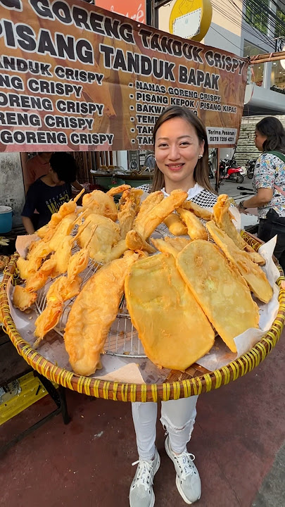 FRIED FRUIT IN CEMPAKA PUTIH… MANY VARIANTS, INCLUDING PINEAPPLE, JACKFRUIT, BANANA, ETC.
