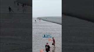 Вьетнамские рыбаки убегают от приливной волны