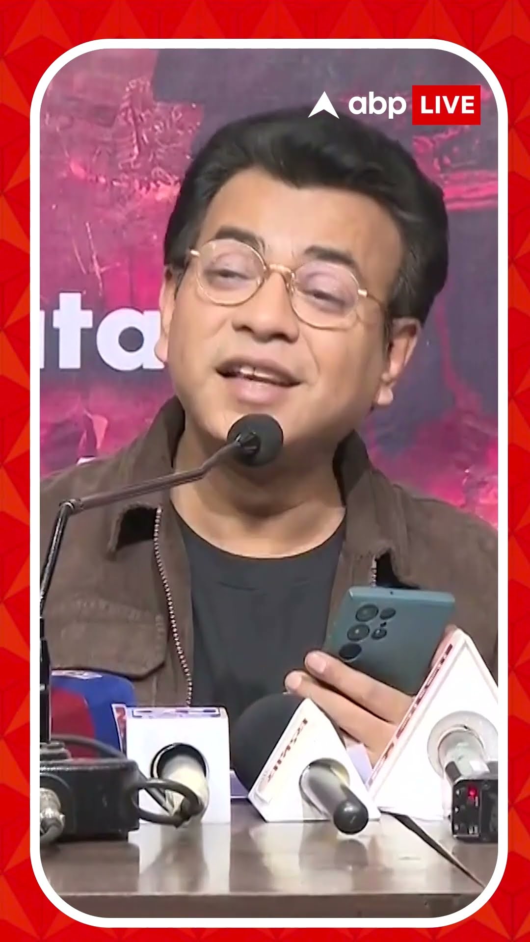 মুক্তিযোদ্ধার গলায় পরান হল জুতার মালা, প্রতিবাদে কী বললেন রুদ্রনীল?