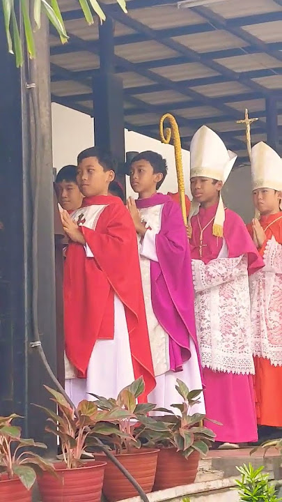 Minggu panggilan. Anak -anak bercostum Romo, Suster, Paus, Uskup.