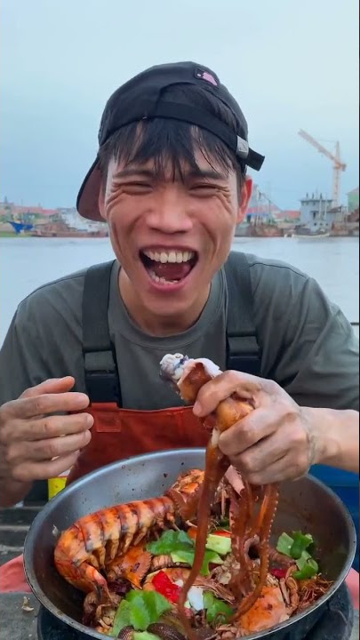 Kocak babang tampan makan gurita pinggir pantai