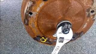 Left Hand Thread on Left Side Spindle Nut - Air Cooled VW by guidoguitar 3,080 views 7 years ago 3 minutes, 21 seconds