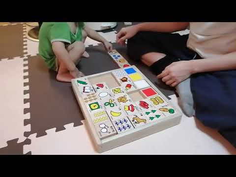 一歳児と積み木で遊ぶ