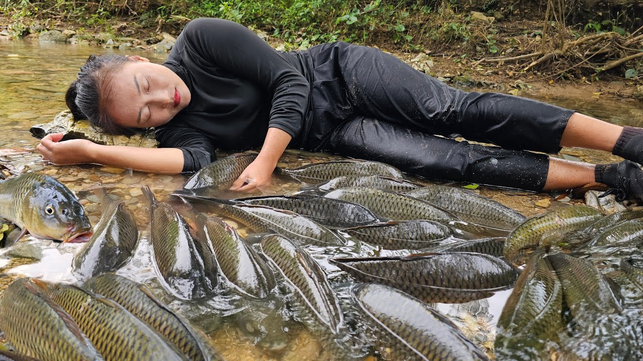 Catching giant fish in the river taking them to the market to sell, Treat yourself to the best food.