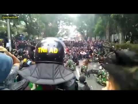 Viral demo mahasiswa || Aparat TNI rela lepas seragam demi membantu mahasiswa dan masyarakat