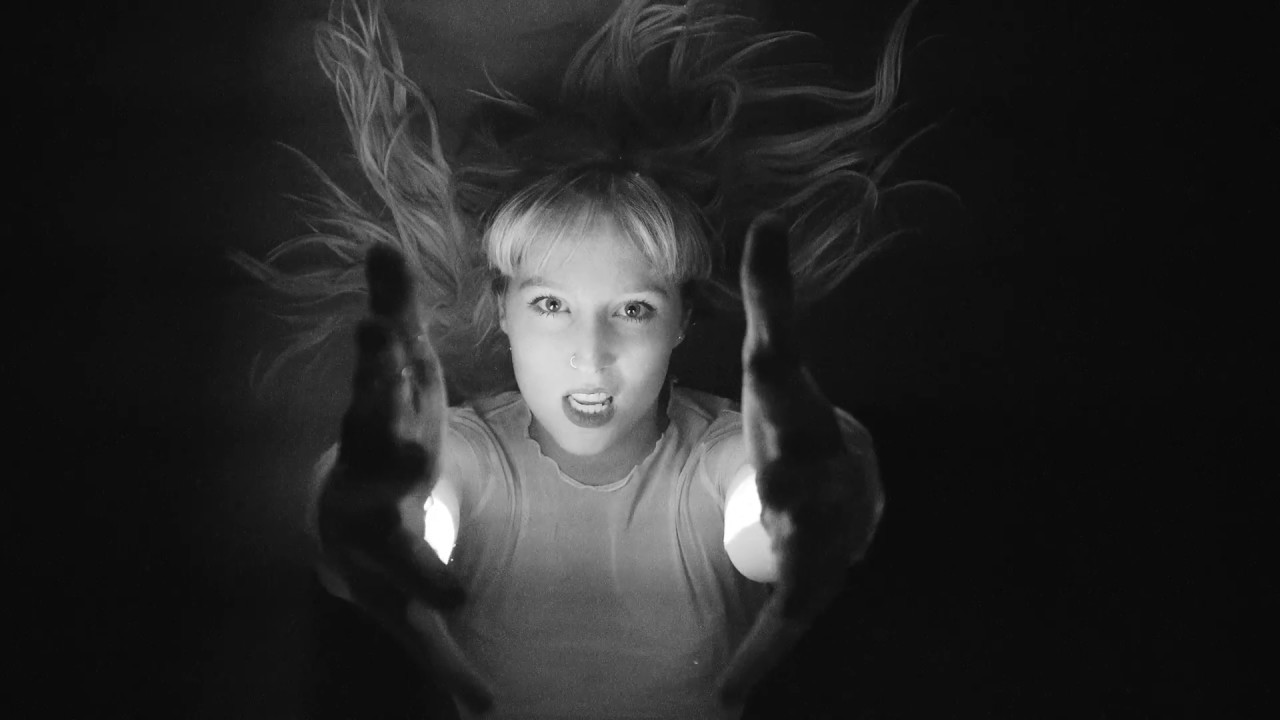 在 YouTube 上觀看「Gracie and Rachel – Only A Child (Official Video)」