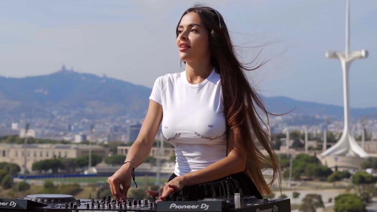 ⁣Xenia Dia – Live @ Barcelona | Progressive House & Melodic Techno DJ Set