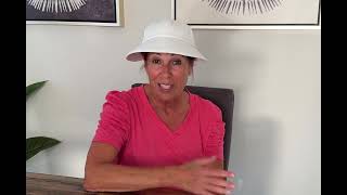 Chic baseball cap with wide brim and ponytail hole!