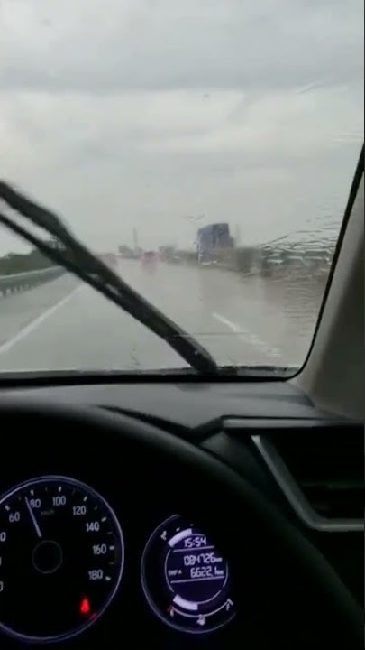 story wa bawa mobil sore hari di tol saat hujan