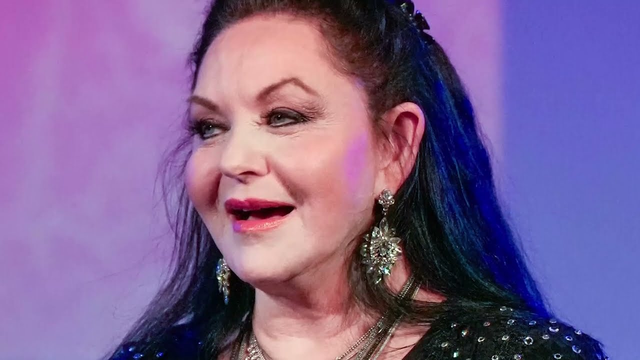 Crystal Gayle Lived A Double Life For 30 Years, And No One Knew This Until Now