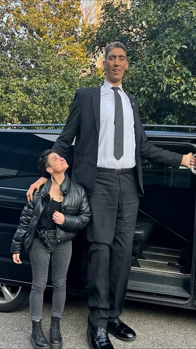 World's tallest man, Sultan Kosen, meets regular-sized people 🥰️