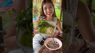 I went to eat noodles at my friend's shop in my hometown. - Thai Street Food #shorts