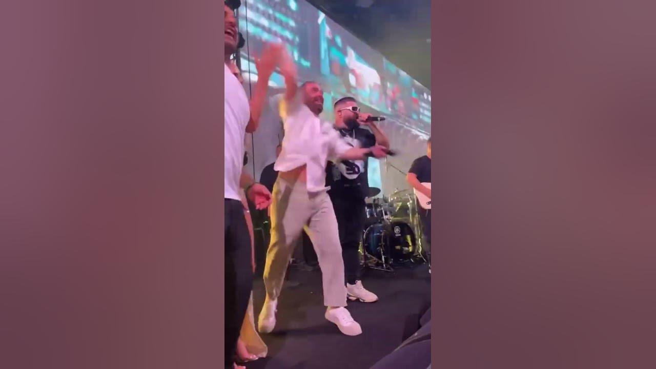 Omer Adam and shrek singing by a wedding