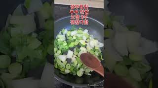 난생처음 하는 두부.오뎅 조림. 유통기한 지나도 오뎅은 2주.두부는 한달괜찮음.개봉이전 냉장보관해야함. 된장1티.액젓2티.간마늘1티.파.양파.약간.혼다시.사골분말.약간.고추가루약간