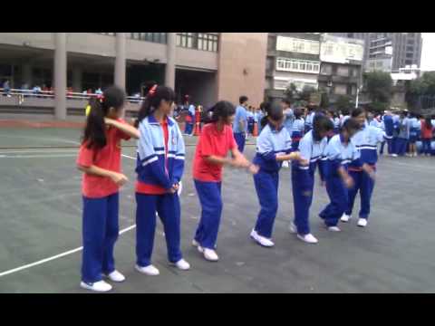 振聲國二誠女生好大膽~大庭廣眾下竟