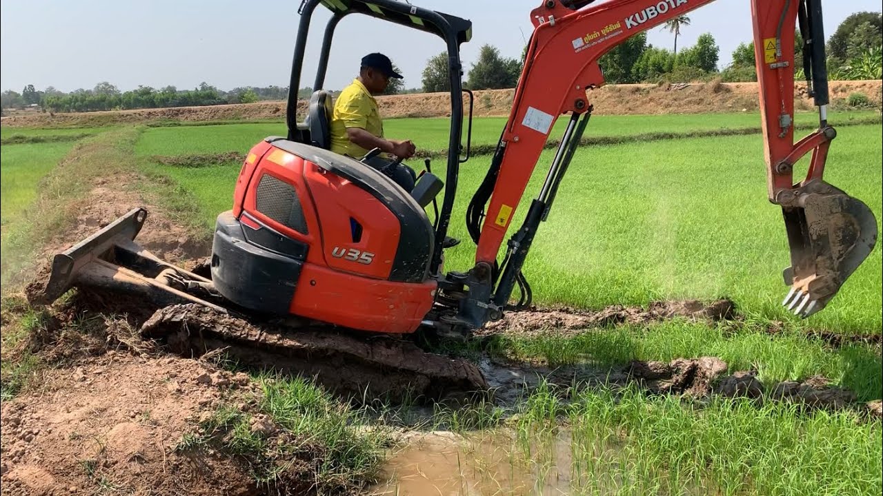 รถขุด Kubota u35 ปรับดินปิดคันนาที่พัง