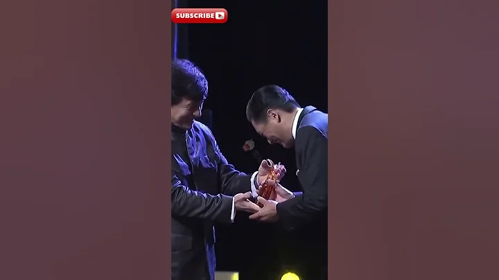 #周潤發 榮獲終身成就獎，成龍為其頒獎，台下昔日大哥#狄龍 更是為他感到高興！ - 天天要聞