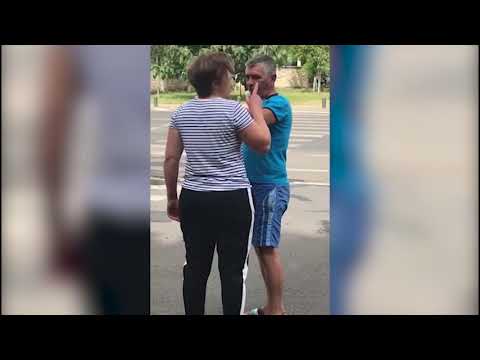 Barbat batut de o femeie in plina strada