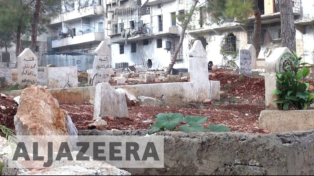 يكافح شرق حلب لدفن الموتى