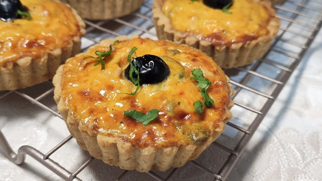 هاد الوصفة لازم تجربيها🤤بزاااف بنينة ميني كيش بعجينة خفيفة وحشوة لذيذة جداً تحضر في دقائق